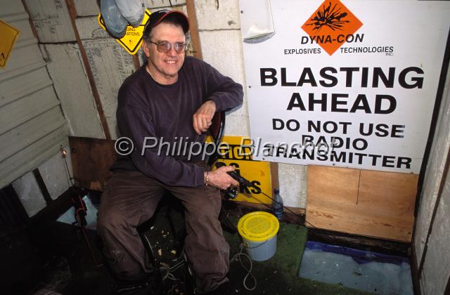 canada ontario  26.JPG - Lac SurpriseIntérieur d'une cabane de pêcheur Pêche à travers la glaceSundridgeOntarioCanada